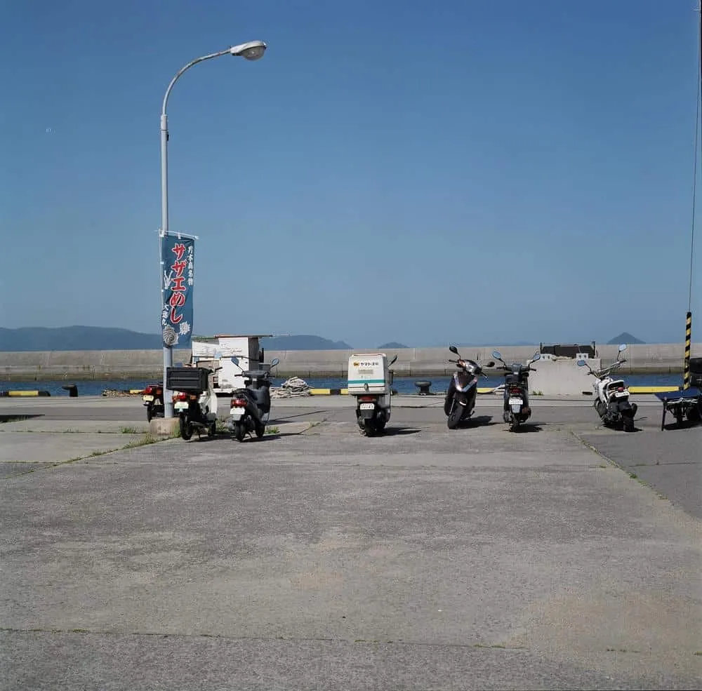 男木島の港の原付