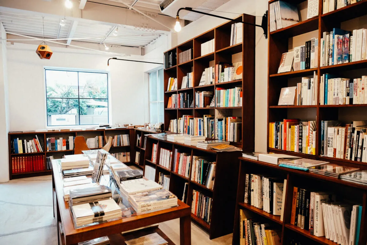 BOOK AND SONS店内01