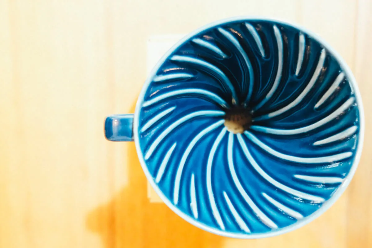 イルカナ×HARIO陶器のコーヒードリッパー「紺青」