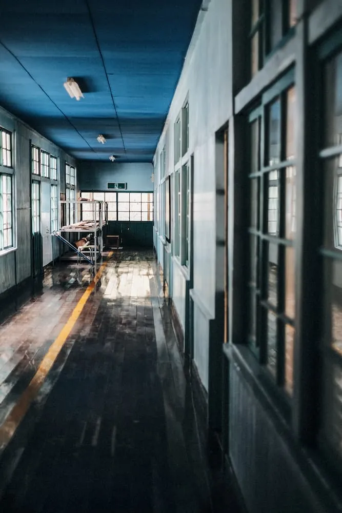 廃校になった学校の廊下