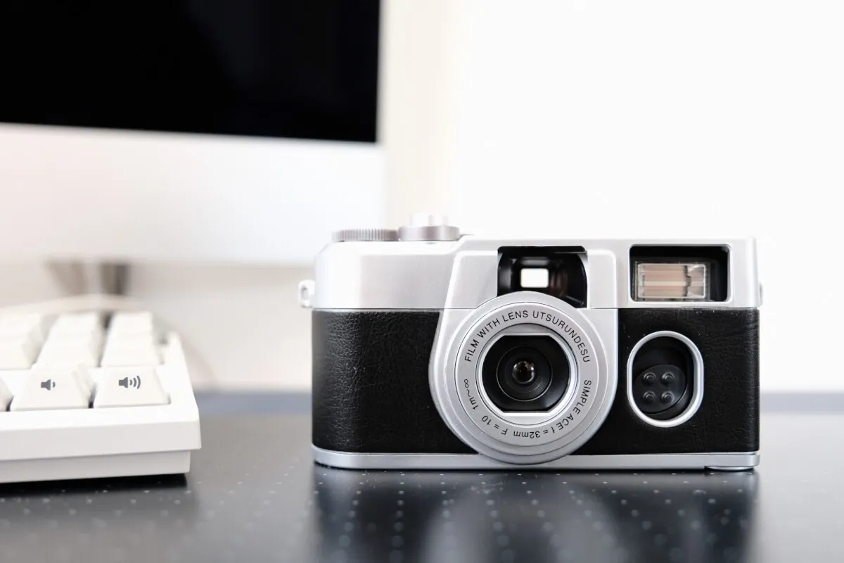 「写ルンです」専用ハードカバーがシルバーもブラックもどっちもかわいい