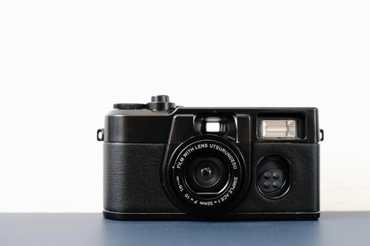 「写ルンです」専用ハードカバーがシルバーもブラックもどっちもかわいい