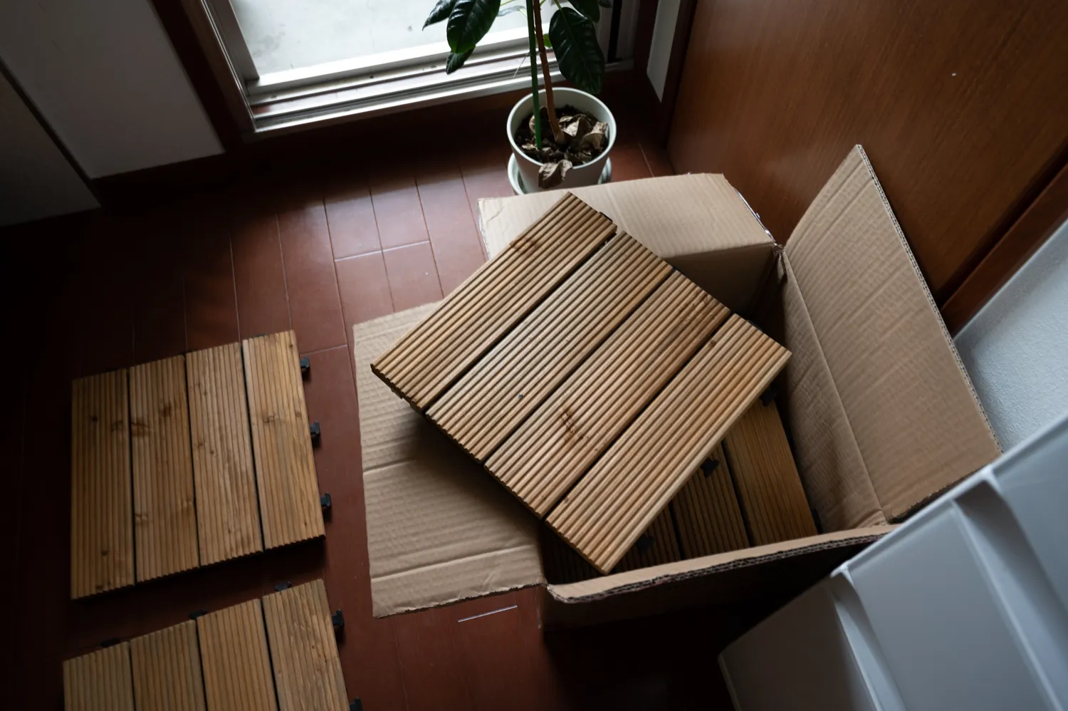 マンションのベランダをニトリのジョイントウッドタイルでテラスっぽくしてみました。