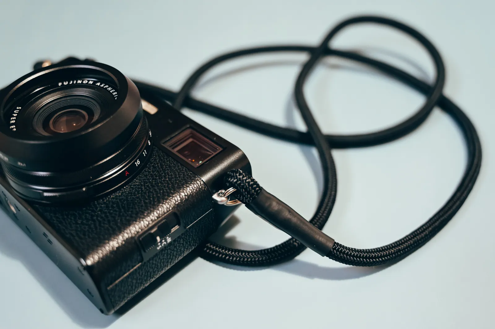 FUJIFILM X100Vとルミエールの丸紐ストラップ
