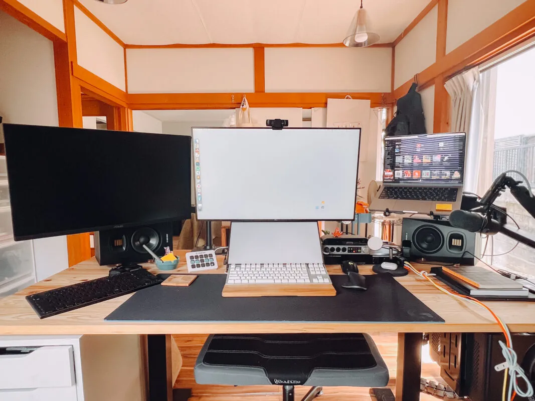 モニターが複数あるときってスピーカーの位置難しくない？