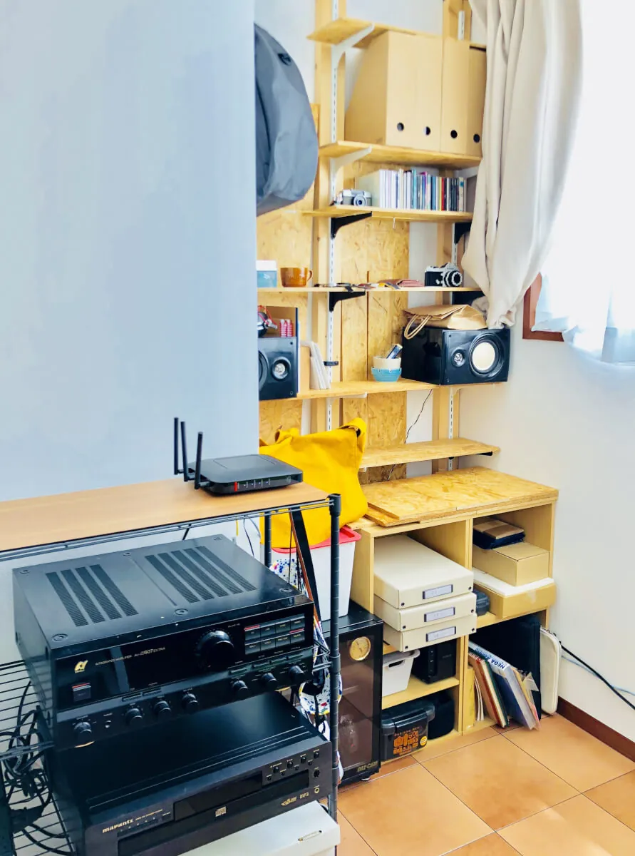 引っ越したので部屋晒しスレっぽくデスク周りや本棚など