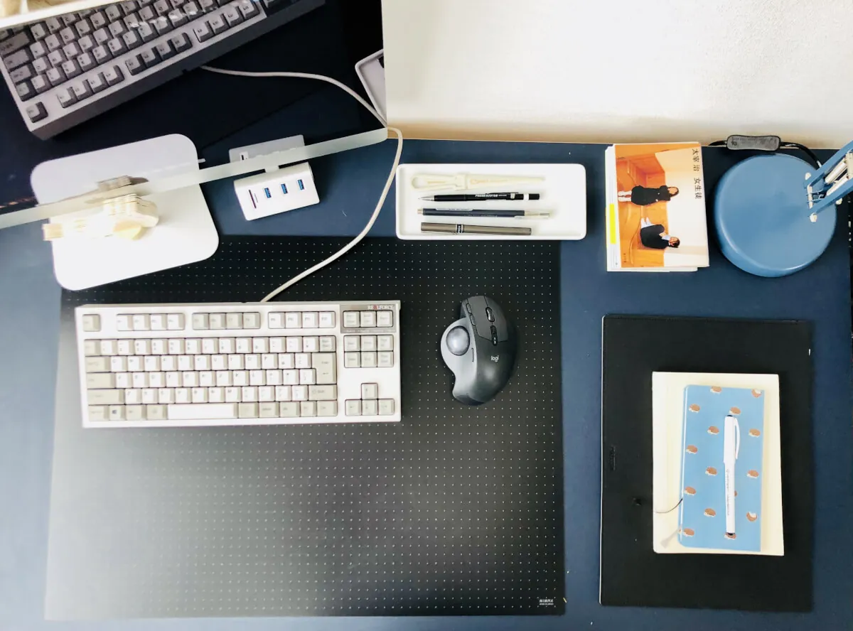 引っ越したので部屋晒しスレっぽくデスク周りや本棚など