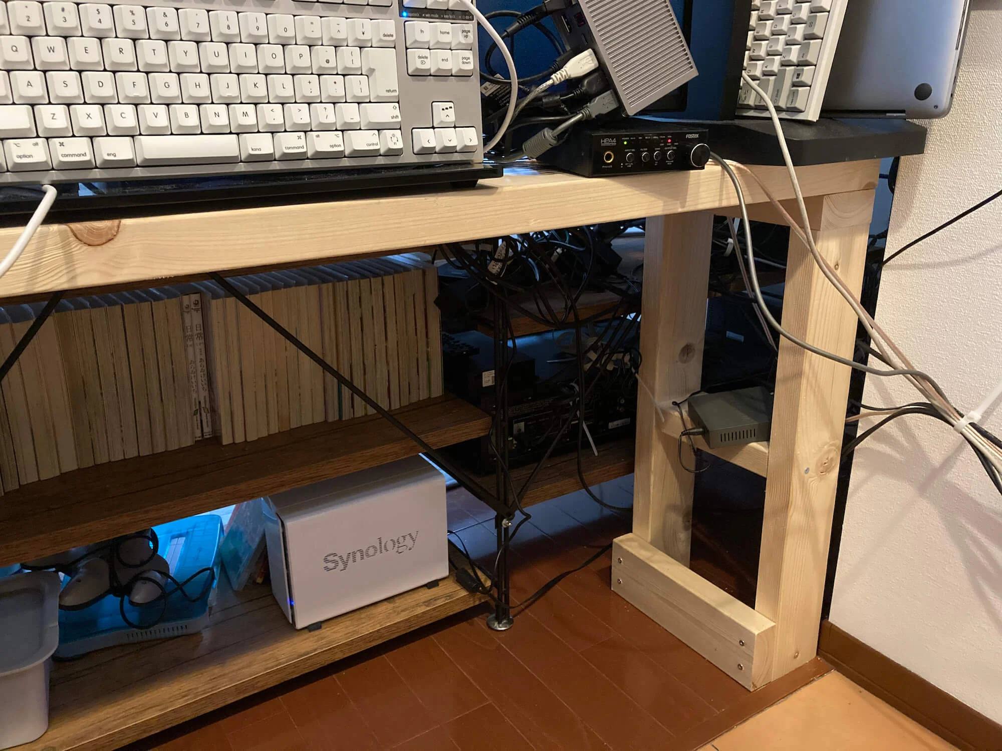 【DIY】机の奥行きを増やす棚を2×4材で作った
